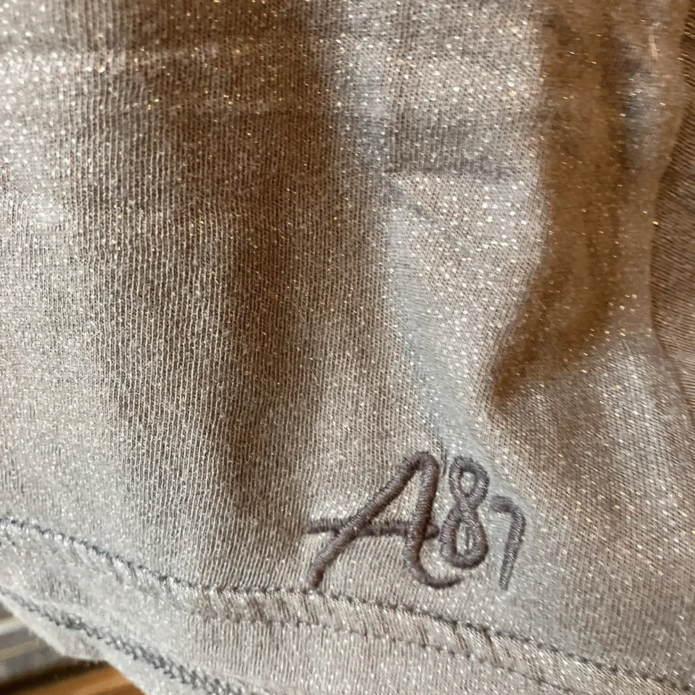 Aeropostale Women's Silver Gray Shimmer Crop T Shirt top Size‎ XS Relaxed Fit - Picture 5 of 6